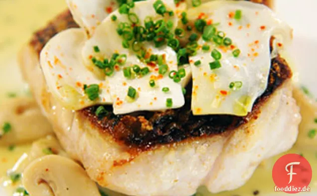 Schwarzer Wolfsbarsch mit Matsutake-Pilzen und Rosmarin