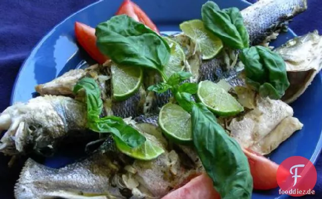 Gebackener Wolfsbarsch mit Kräutern und Limette