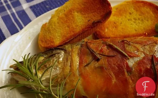 Mit Speck umwickelter Wolfsbarsch