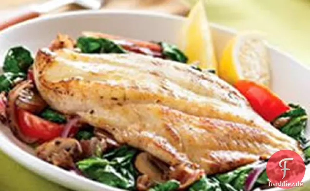 Pfanne gebratener Wolfsbarsch mit warmem Spinatsalat