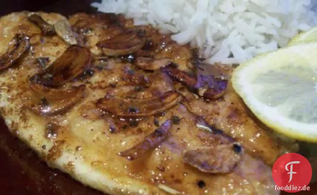 Sautierte Fischfilets mit geschnittenem Knoblauch und Buttersauce