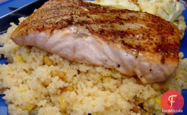 Gegrillter Lachs mit braunem Buttercouscous