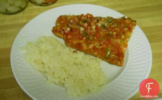 Salsa und Mango-Pfeffer verkrusteter Lachs