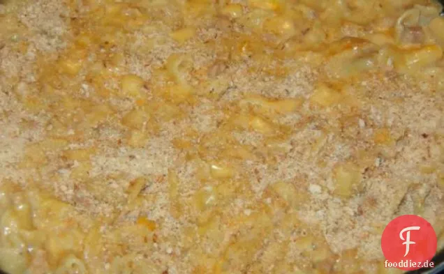 Pasta und Thunfisch-Cheddar-Backen