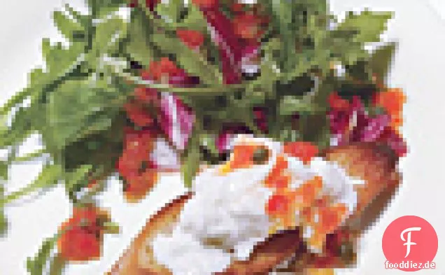Radicchio-Rucola-Salat mit geröstetem Pfefferdressing und Burrata Crostini