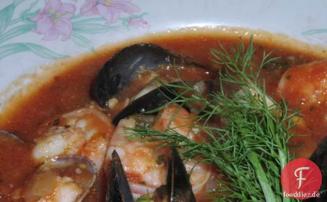 Cioppino (Meeresfrüchtesuppe) mit Fenchel und Knoblauch