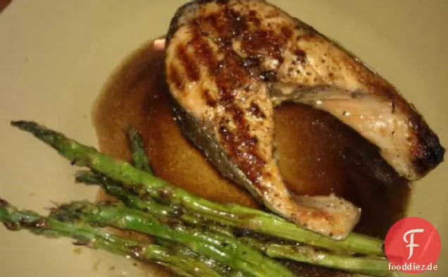 Gegrillter Lachs und Spargel Mit Balsamico-Butter