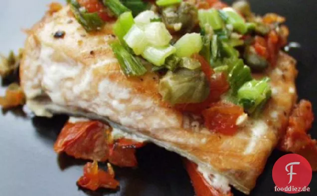Lachsfilets in Tomaten-Kapern-Sauce