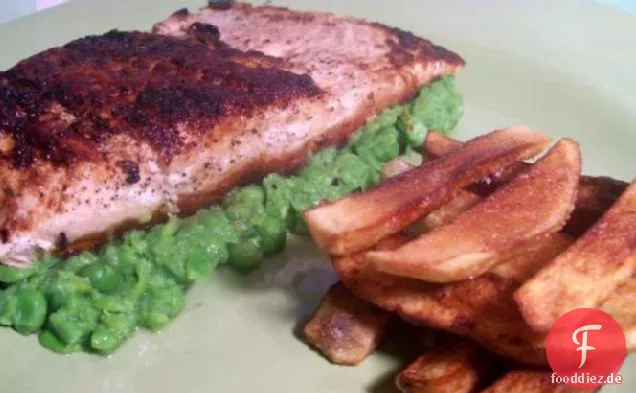 Cajun geschwärzter Lachs mit pürierten Erbsen und Door Stop Pommes