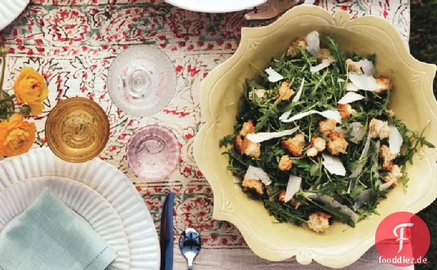 Wilder Rucola-Salat mit Knoblauchcroutons, rasiertem Parmesan und L