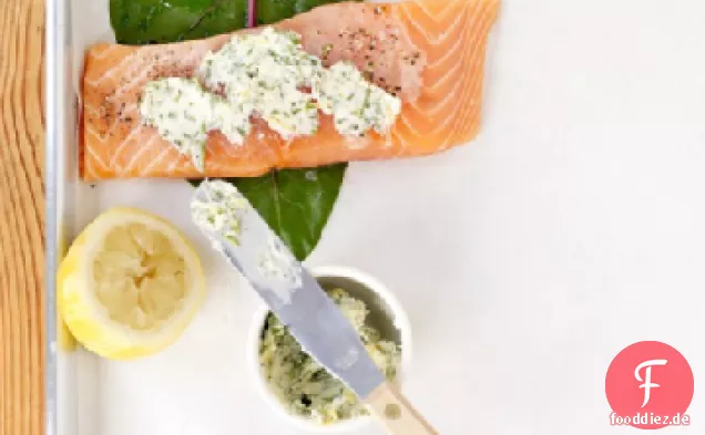 Gebratener Lachs in Mangold gewickelt