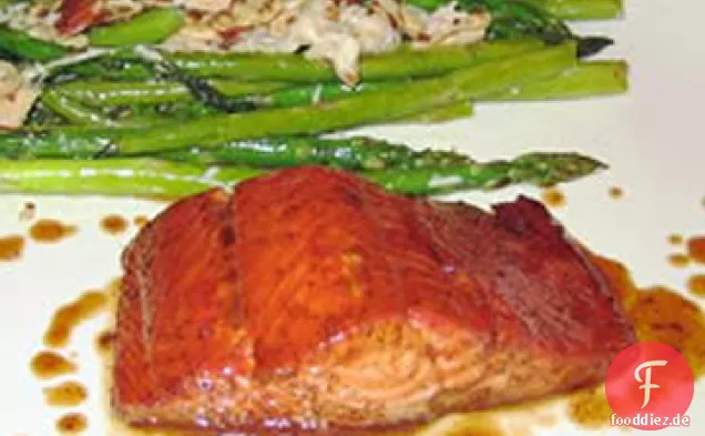 Süßer und würziger glasierter Lachs