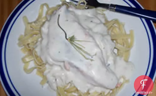 Lachs mit Weißweinsauce und Fettuccini