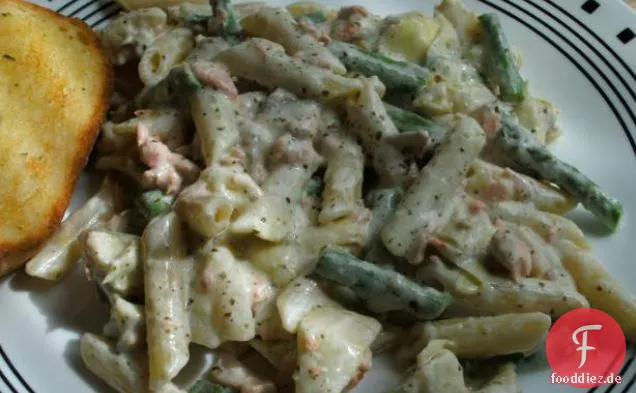 Lachs-Penne mit Basilikum-Pesto-Sahnesauce, Artischocken und Spargel