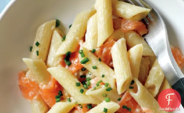 Penne mit Sahne, Geräuchertem Lachs und Schnittlauch