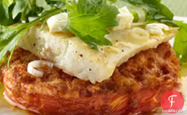 Skillet Weißfisch mit Feta, Frühlingszwiebeln und Basilikumsalat