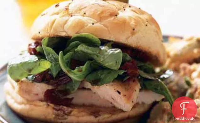 Hühnersandwich mit Rucola und sonnengetrockneter Tomatenvinaigrette