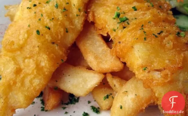 Bier Zerschlagen Fisch und Chips
