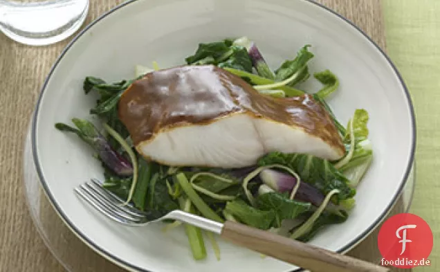 Hoisin-Glasierter schwarzer Kabeljau mit Bok Choy