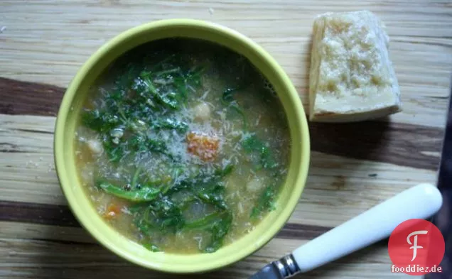 Toskanische Kichererbsen-Rucola-Suppe mit Parmesan
