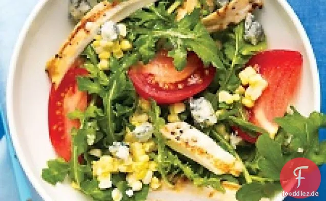 Rucola-Salat mit gegrilltem Hähnchen, Mais, Tomaten und blauem Ch