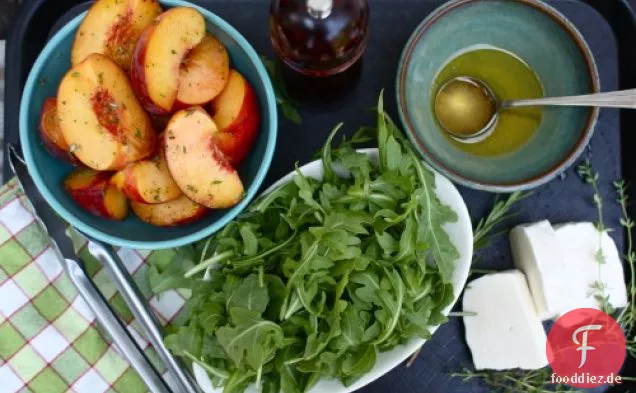 Gegrillter Pfirsich & Haloumi Salat mit Rucola