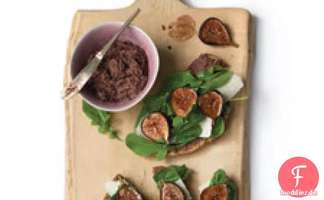 Feigensandwiches mit offenem Gesicht mit Rucola und Parmesan