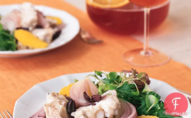 Pochierter Seeteufel mit Roten Zwiebeln, Orangen und Kalamata-Oliven