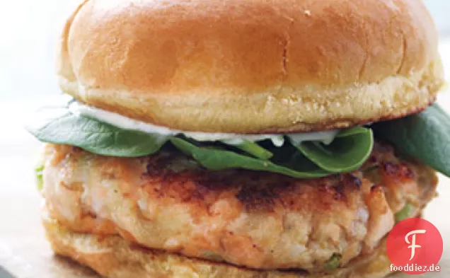 Lachsburger mit Babyspinat