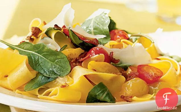 Sommer Pappardelle mit Tomaten, Rucola und Parmesan