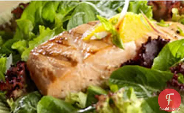 Gegrillter Lachs mit Zitrusfrüchten Salsa und Baby Greens