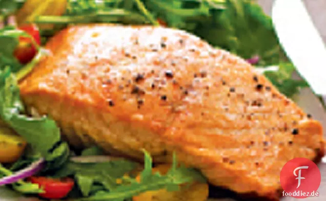 Pfanne gebratener Lachs auf Baby Rucola