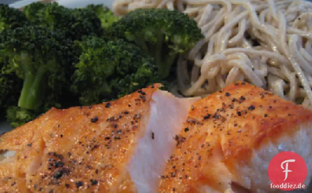 Mit Sesam verkrusteter Lachs auf Soba-Nudeln