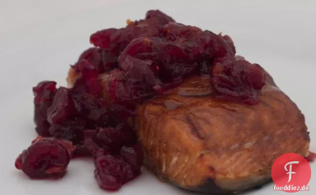 Cedar Planked Frisches Lachsfilet mit gewürztem Cranberry Relish