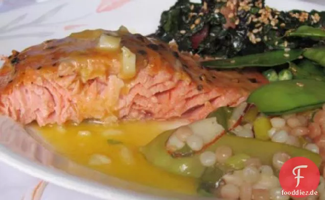 Zeder bepflanzter Lachs mit süßer Senf-Vinaigrette