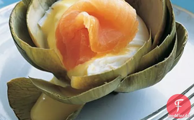 Gedämpfte Artischocken mit pochierten Eiern und geräuchertem Lachs