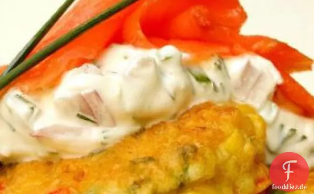 Geräucherter Lachs mit Chili-Mais-Krapfen und Sauerrahm-Dip