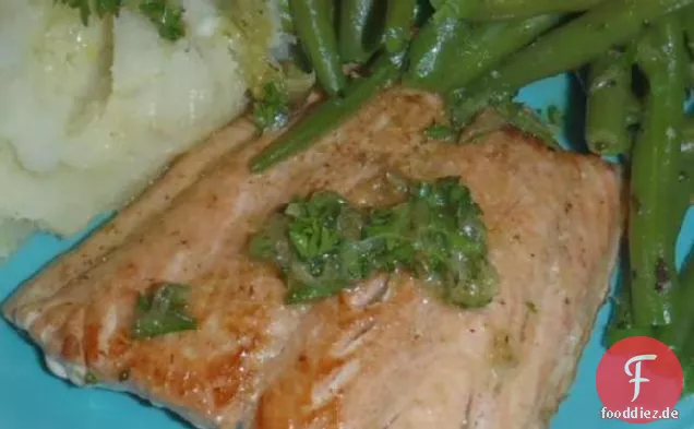Panfried Lachs, Knoblauchpüree und grüne Bohnen