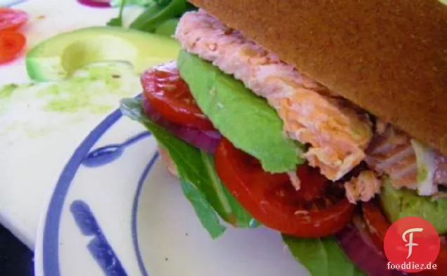 Geräucherter Lachsburger (Tomate, rote Zwiebel und Avocado)