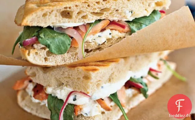 Gegrillter Lachs Panini mit Roten Zwiebeln Bänder