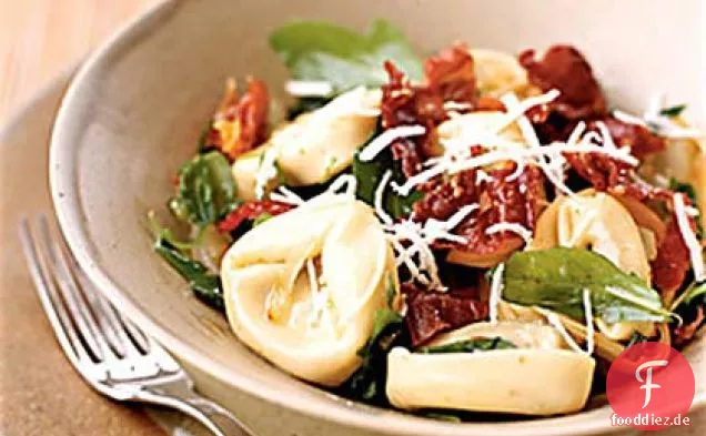 Pilztortellini mit Rucola und knusprigem Schinken