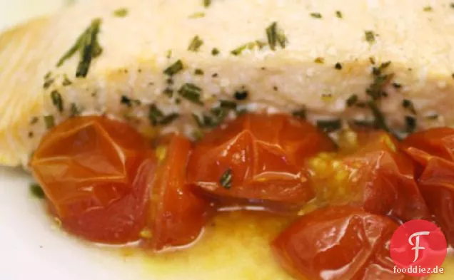 Französisch im Nu: Lachs mit Sommertomaten und Rosmarin en Papillote