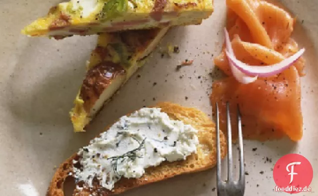 Geräucherter Lachs mit Herbed Ziegenkäse und Toast