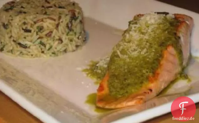 Lachsfilets mit einer Pesto-Sauce