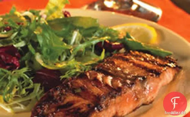 Feuerwerkskörper gegrillter Alaska-Lachs