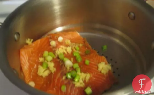 Gedämpfter Lachs mit Sojaglasur