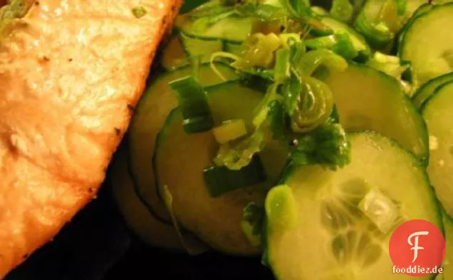 Lachs -, Gurken-Chili-Salat