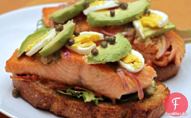 Offenes Lachs-Sandwich mit süßer Senfsauce