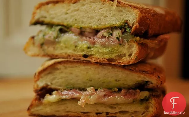 Prosciutto Und Fontina Panini Mit Rucola-Pesto