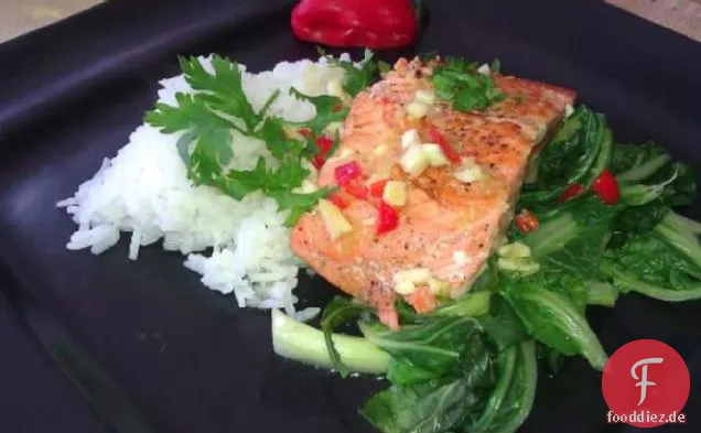 Lachs mit Bok Choy, asiatischer Sauce und Lachsrogen